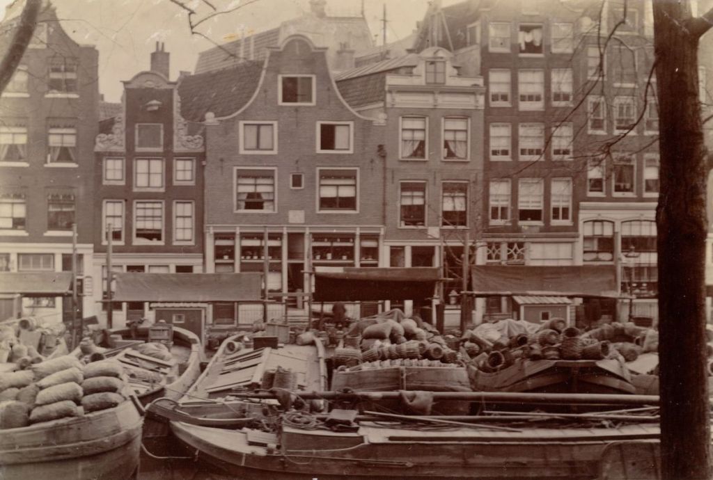 Tegenover de Appelmarkt